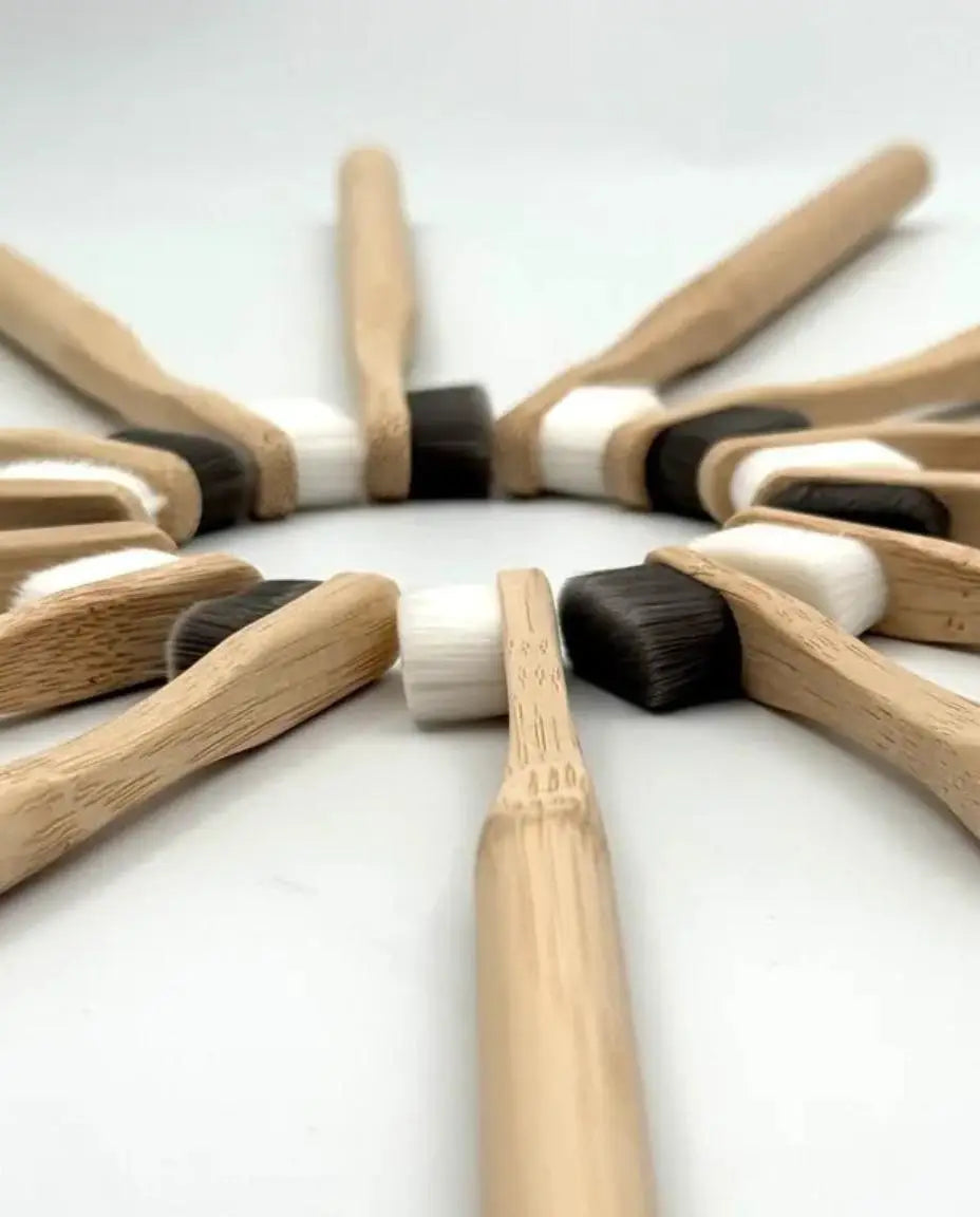 Periuta de dinti sustenabila neen din bambus cu design minimalist