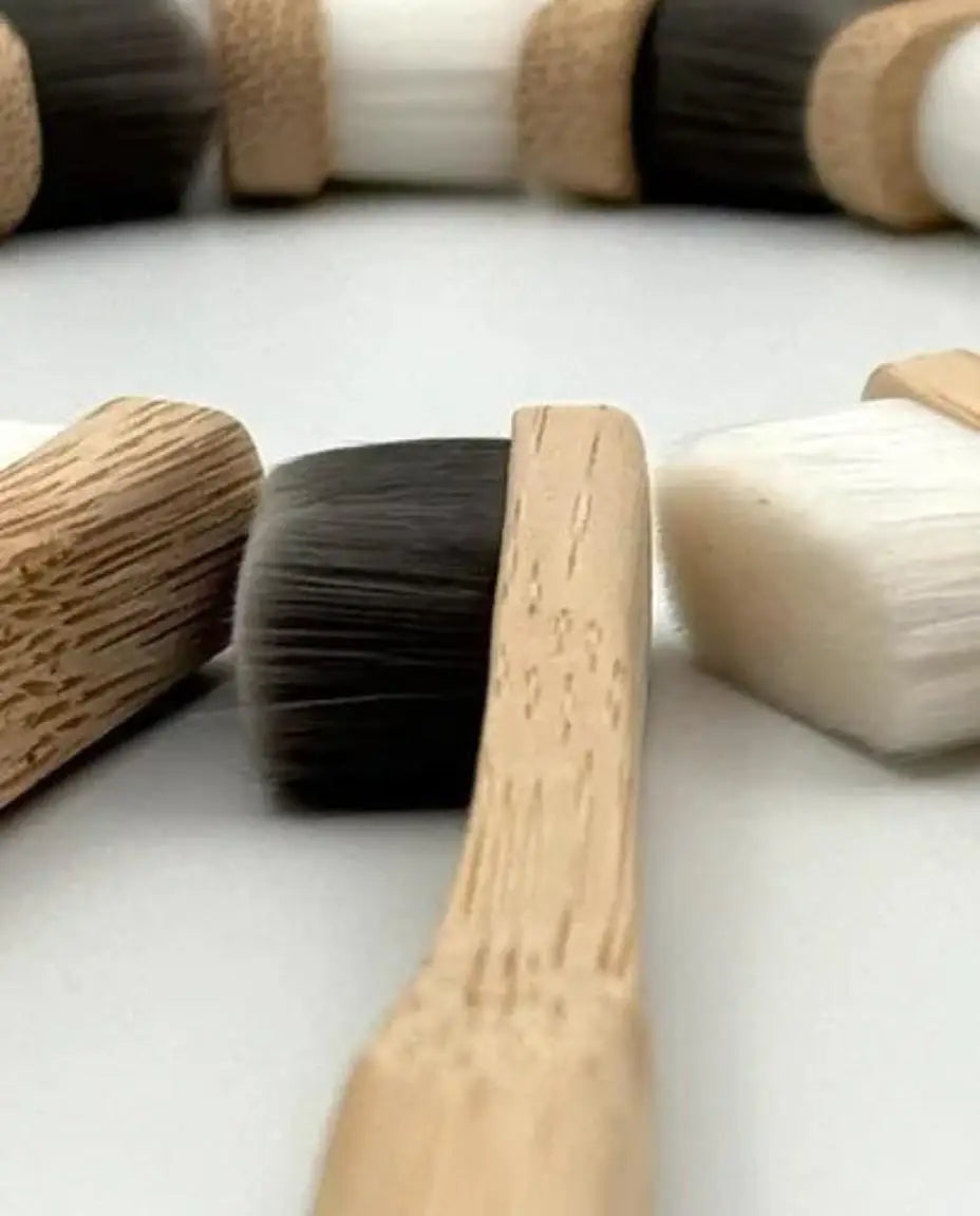 Detaliu periuta de dinti bamboo neen pentru dinti si gingii sensibile
