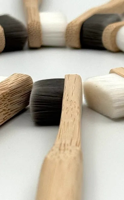 Detaliu periuta de dinti bamboo neen pentru dinti si gingii sensibile