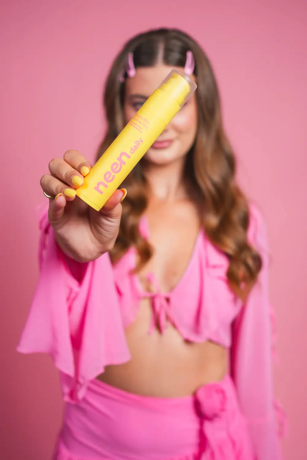 model prezintand pasta de dinti neen banana fara fluor pentru dinti sensibili