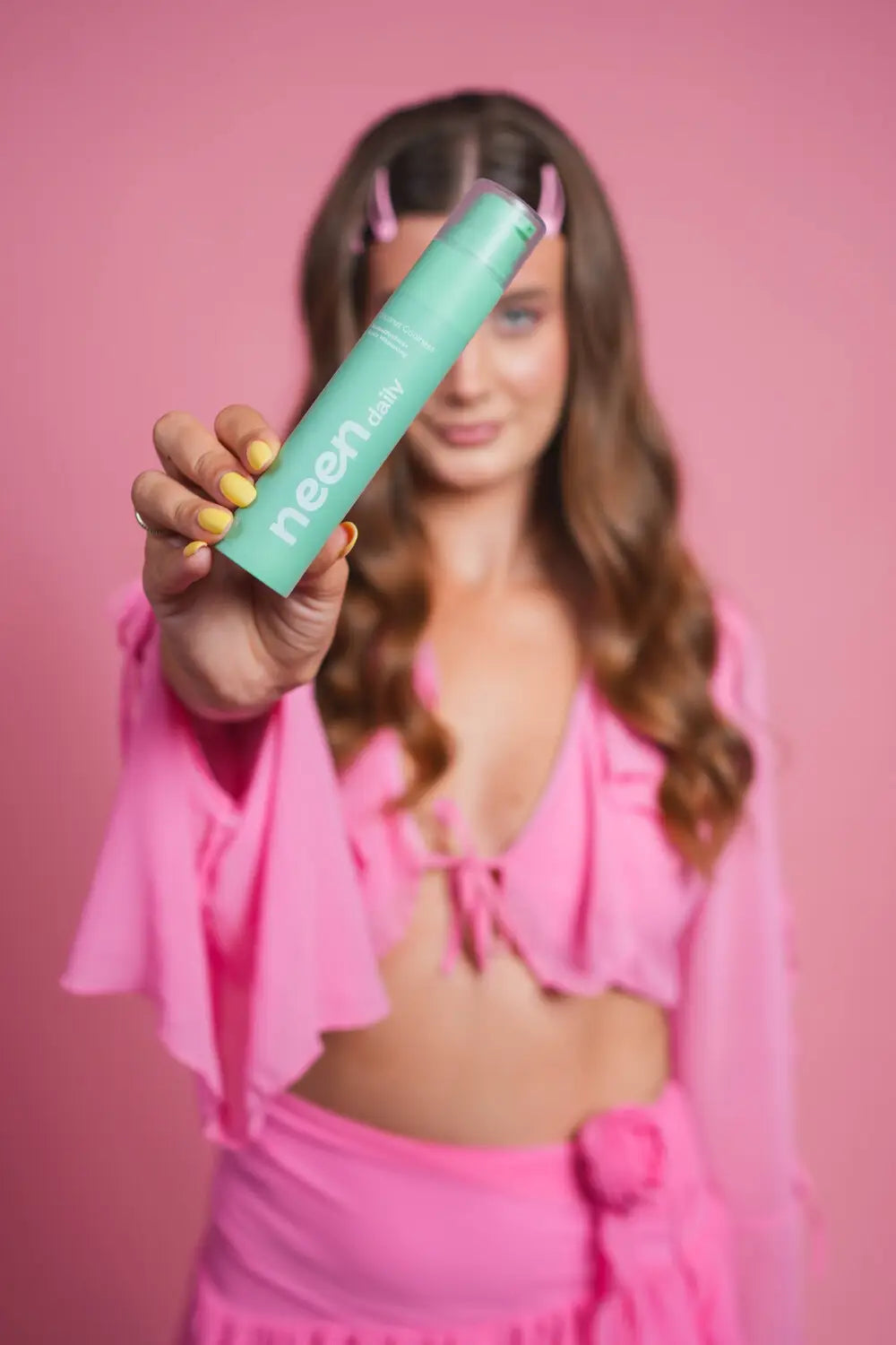 Influencer prezentand pasta de dinti neen cu aroma placuta si beneficii de albire