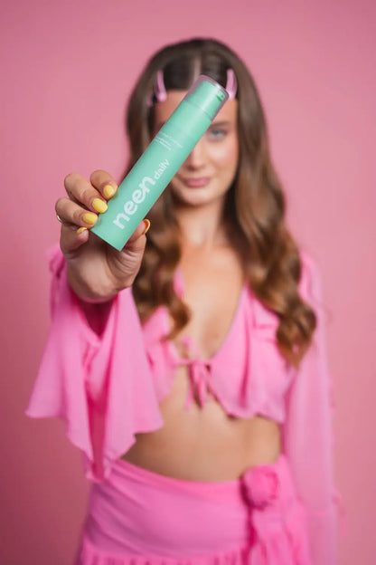 Influencer prezentand pasta de dinti neen cu aroma placuta si beneficii de albire