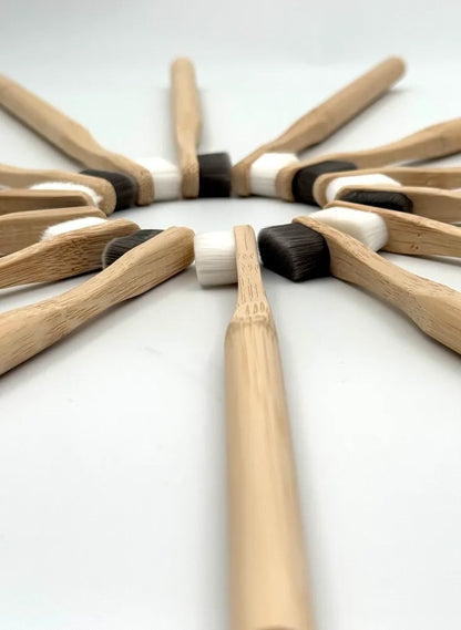 Periuta de dinti sustenabila neen din bambus cu design minimalist