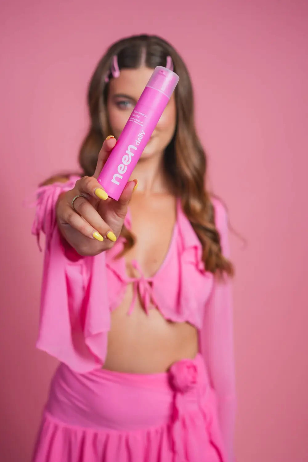 Persoana zambind si tinand pasta de dinti neen pentru albire in mana