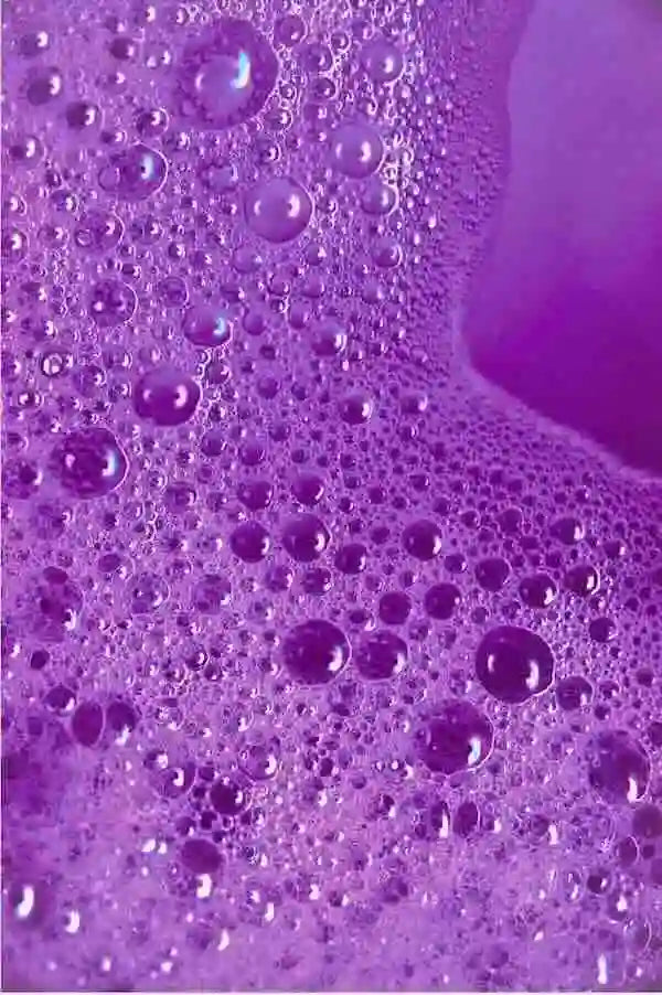 textura fina de pasta de dinti mov si benzi de albire mov v34